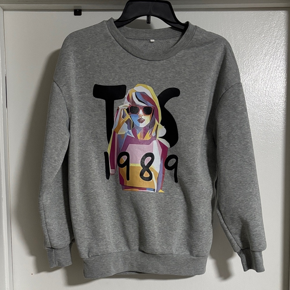 1989 Taylor Swift Crewneck Sweater Size Small